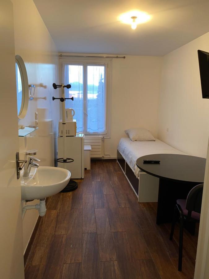 Cafe De La Gare Hotel Bessancourt ภายนอก รูปภาพ